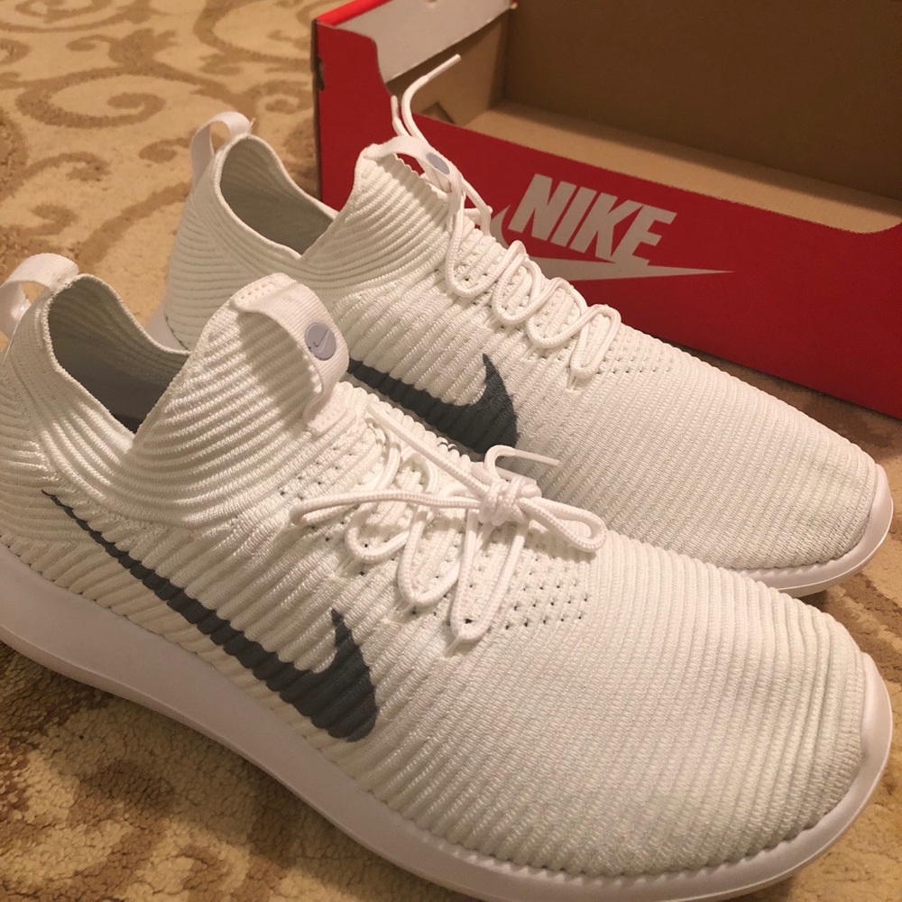 Brand new WHITE  ROSHE TWO FLY-KNIT V2